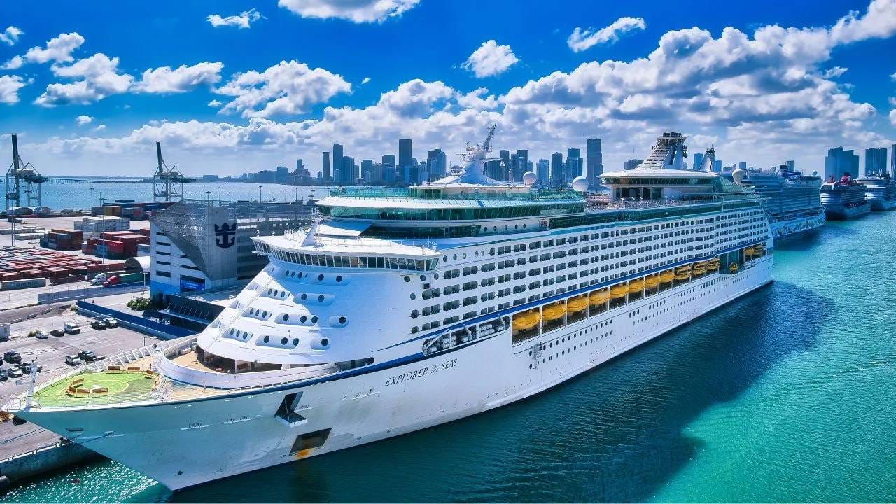 एखाद्या महिला प्रवाशाने क्रूझवरील स्टाफसोबत फ्लर्ट केलं तर त्यांच्यासाठी अडचणीचं ठरू शकतं. त्यामुळेच क्रूझवरील काम करणाऱ्या कोणत्याही स्टाफने प्रवाशाकडून देऊ केलेली ऑफर विनम्रपणे नाकारली पाहिजे. तसं नाही केलं तर कर्मचाऱ्याला जहाजातून उतरवलं जातं. 