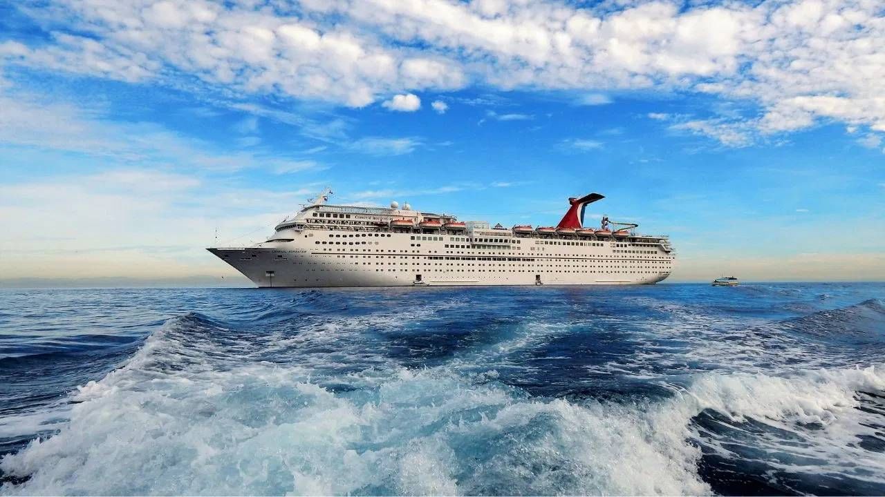 क्रूझवरील कर्मचारी नियमांचं अतिशय गांभीर्याने पालन करतात. जर एखादा कर्मचारी प्रवाशांच्या खूप जवळ गेला, तर त्यातून समस्या निर्माण होऊ शकते. कर्मचारी जर कोणतंही वैयक्तिक नातं किंवा त्याचा प्रयत्न करताना सापडला, तर त्याला नोकरीवरून काढून टाकलं जातं. इतकंच नाही, तर त्याला तुरुंगवासाची शिक्षा होण्याचीही शक्यता असते, असा दावा ओएसईने केला आहे. 