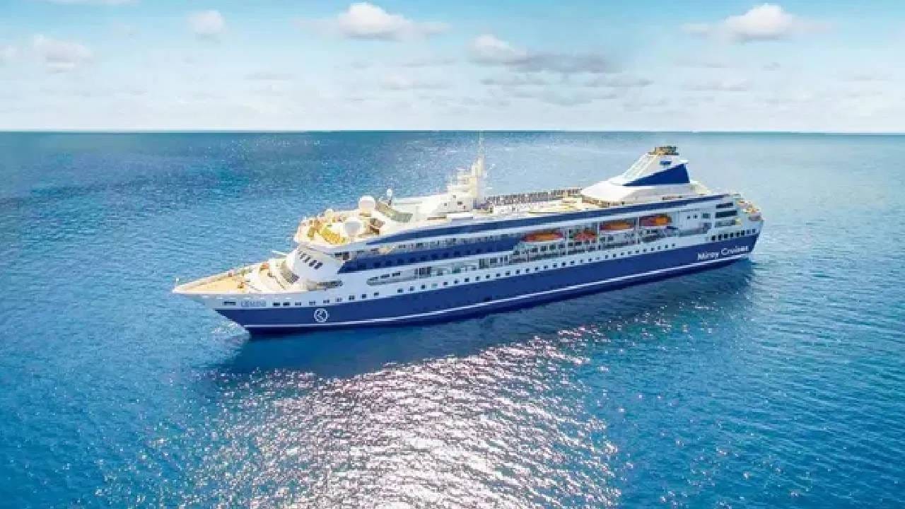 क्रूझवरील कर्मचारी नियमांचे इतक्या काटेकोरपणे पालन करतात की जर एखादा कर्मचारी प्रवाशांच्या जवळ जात असेल, तर ती गोष्ट समस्येचे कारण ठरू शकते. कर्मचारी जर कोणत्याही प्रकारचं वैयक्तिक नातं ठेवण्याचा प्रयत्न करताना आढळून आला, तर त्याला तात्काळ नोकरीवरून काढून टाकलं जातं. काही वेळा तर अशा प्रकारांमध्ये त्याला तुरुंगवासही होऊ शकतो, असंही ओएसईने म्हटलं आहे. 