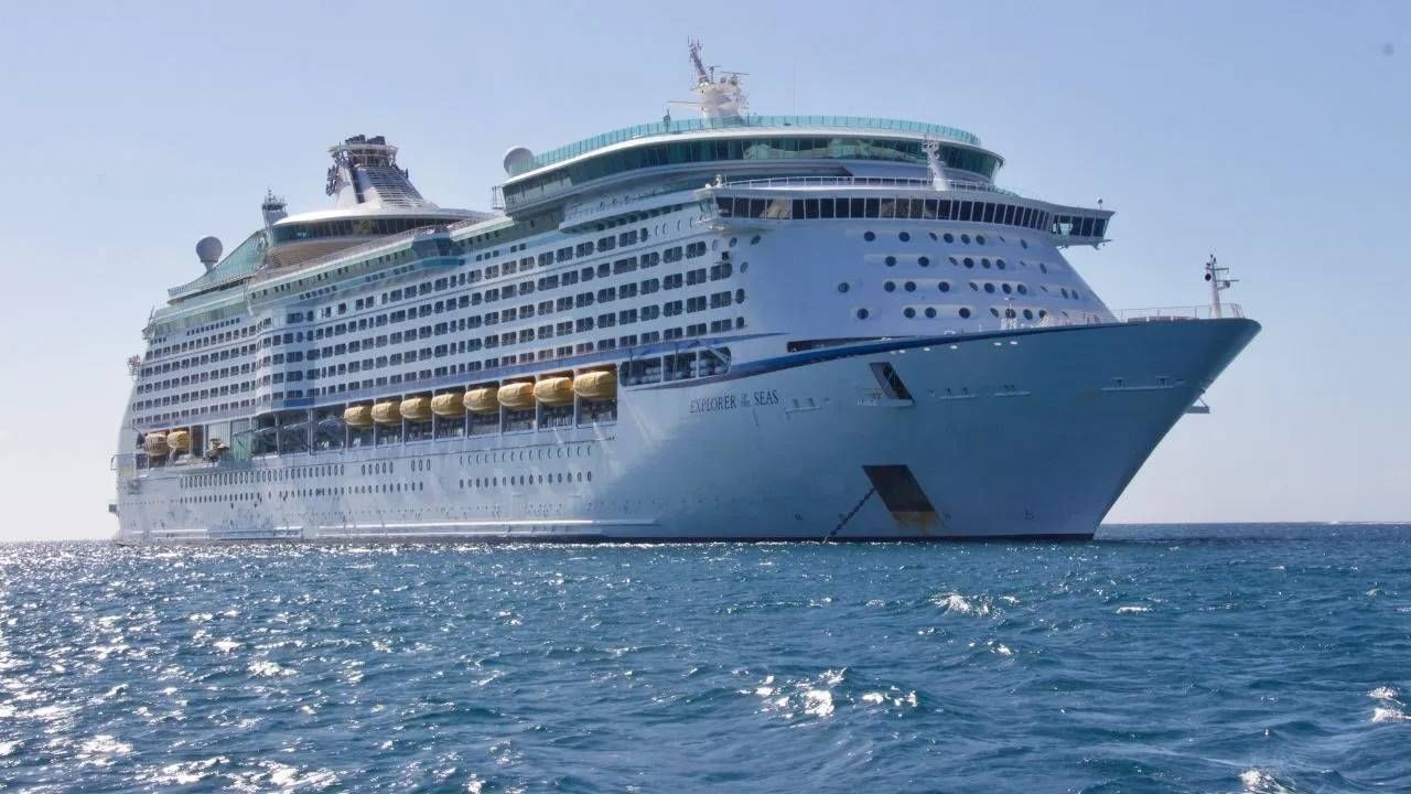 समुद्रातून प्रवास करताना अलिशान क्रूझमधून प्रवासी मौज मस्ती आणि नाईट पार्टी करतात. पण क्रूझवरील कर्मचाऱ्यांसाठी काही कडक नियम आहेत. त्यांना हे नियम आणि अनुशासन पाळावच लागतं. जहाजावर काम करणाऱ्या लोकांसाठी असंख्य कडक नियम आहेत. यापैकी एक जरी नियम चुकवला तर जीवच धोक्यात जाऊ शकतो. 