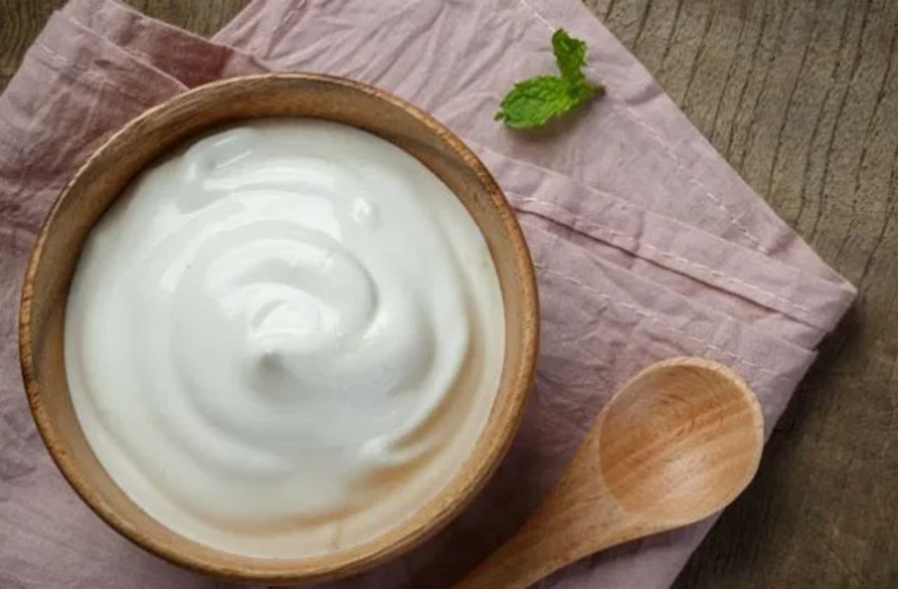 भारतीय लोक दही या खाद्यपदार्थाला आवडीने खातात. अनेकांच्या जेवणात दही तर असते. मात्र काही पदार्थांसोबत दही खाऊ नये. तसे केल्यास शरीरावर वाईट परिणाम होण्याची शक्यता असते. 