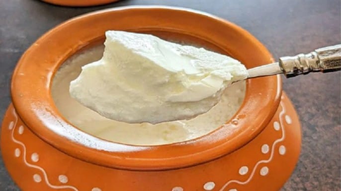 दही आणि कांदा एकत्र खाऊ नये असे म्हटले जाते. या दोन्ही गोष्टी एकत्र खाल्ल्यास जळजळ, उलटी असा त्रास होऊ शकतो. त्यामुळेच कांदा आणि दही एकत्र खाऊ नये असा सल्ला दिला जातो. 