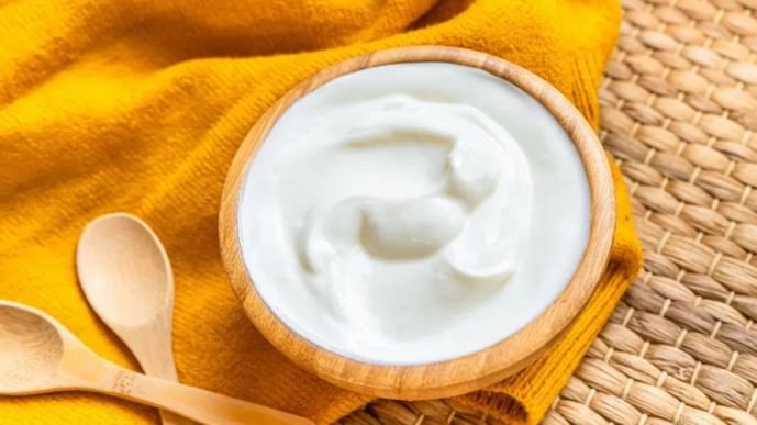 दही थंड असते. तर आंबा गरम असतो. त्यामुळे ते एकत्र खाऊ नयेत असं म्हटलं जातं. दही आणि आंबा सोबत खाल्ल्यास शरीरातील गरमी वाढते असे म्हटले जाते. यामुले पोटाची समस्या निर्माण होऊ शकते. 