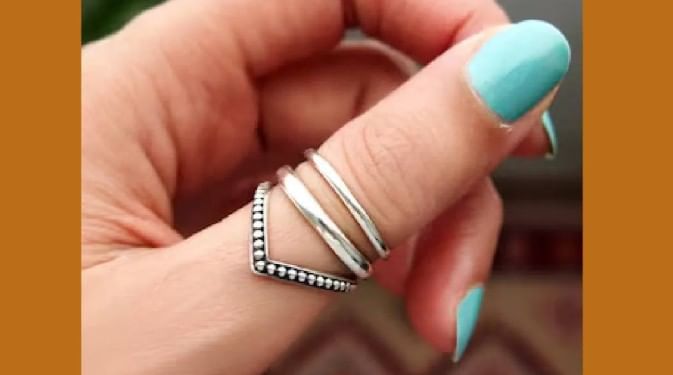 ज्योतिषशास्त्रात ग्रहांचा प्रभाव कमी करण्यासाठी रत्न तसेच वेगवेगळ्या धातूंचा वापर केला जातो. प्रत्येक ग्रहाचे एखादेतरी रत्न असतेच. हे रत्न अंगावर घातल्यास त्याच्या कुंडलीतील ग्रहांची स्थिती चांगली होते, असे म्हटले जाते.