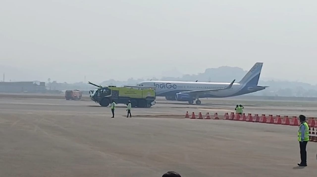 मुख्यमंत्री देवेंद्र फडणवीस आणि उपमुख्यमंत्री एकनाथ शिंदे यांनी शनिवारी नवी मुंबई विमानतळाचा दौरा केल्यानंतर या विमानतळाच्या उर्वरित कामांना वेग आला आहे. विमानतळ सप्टेंबरनंतर सुरू होईल, असे बोलले जात आहे. 