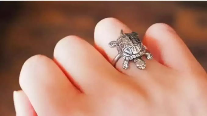 चंद्र तसेच अन्य ग्रहांच्या सकारात्मक उर्जेला आकर्षित करण्यासाठी चांदीची अंगठी बोटात घालणे प्रभावी ठरू शकते, असे म्हटले जाते.