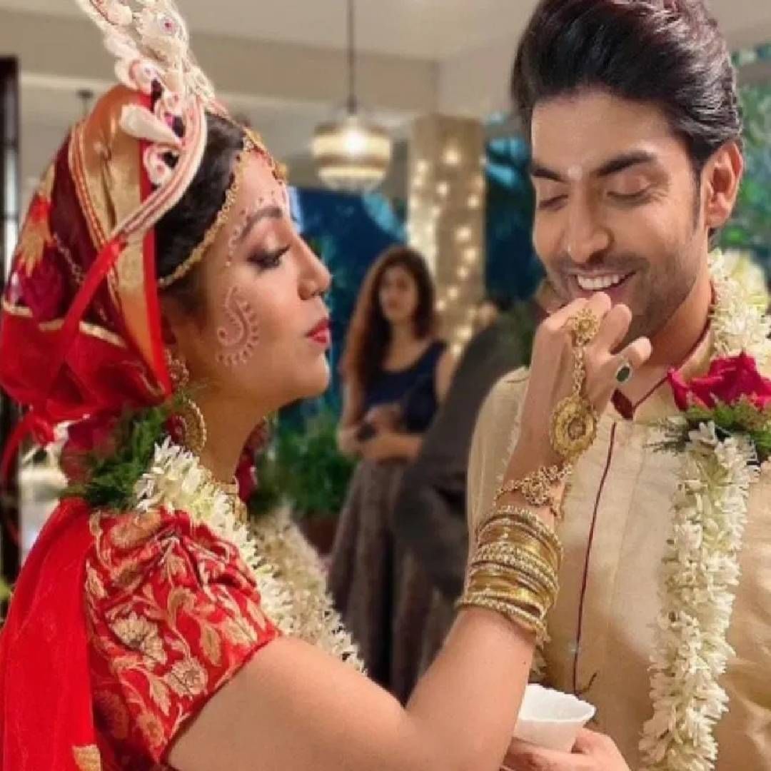 देबिना बनर्जी - टीवी एक्ट्रेस ​देबिना बॅनर्जीने एक्टर गुरमीत चौधरीसोबत लग्न केलय. दोघांनी वर्ष 2006 मध्ये घरातून पळून जावून लग्न केलं होतं.  स्वत: गुरमीतने याचा खुलासा केलेला. सोबत काम करता करता प्रेमात पडलो अस त्याने सांगितलेलं.  