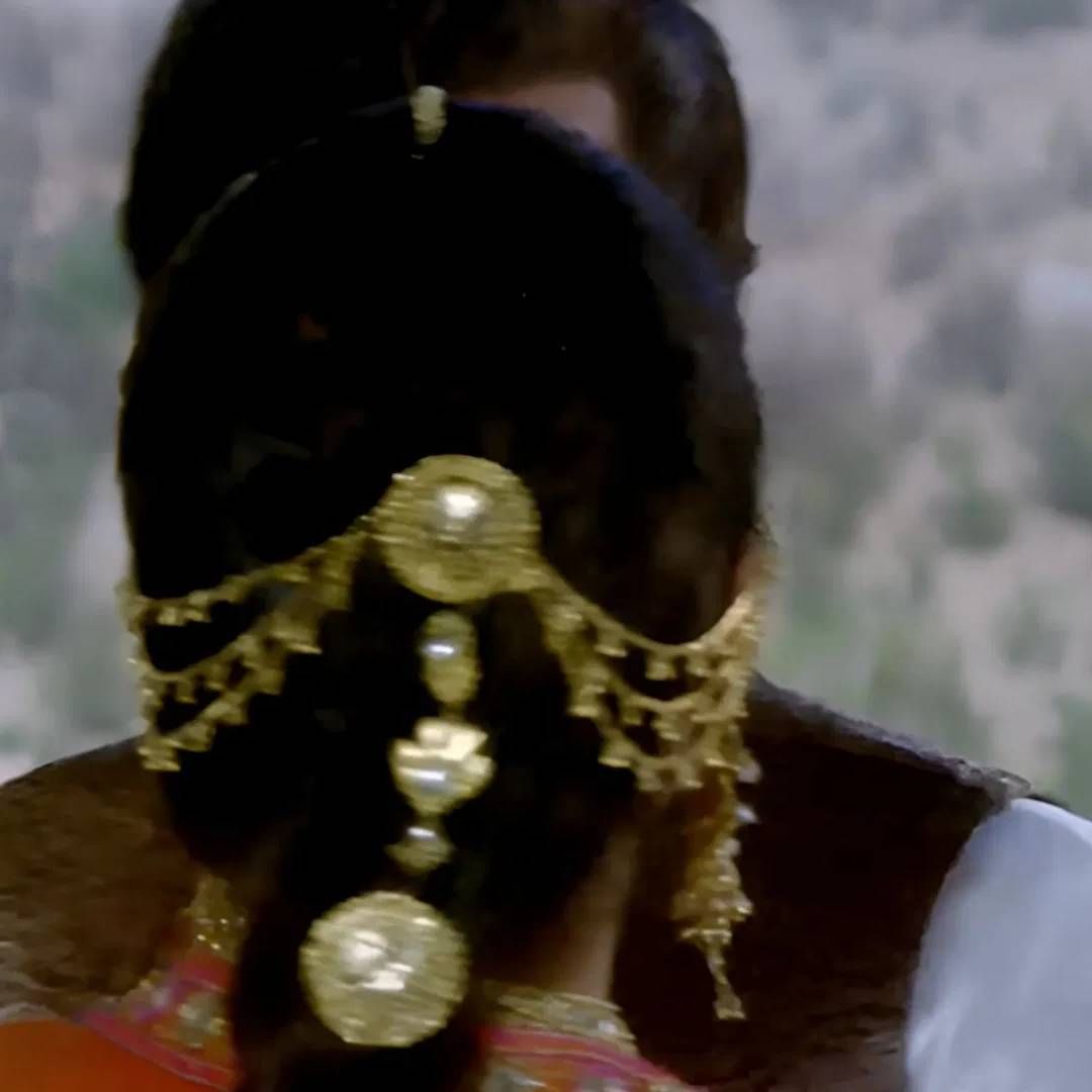 चित्रपट, टीव्ही इंडस्ट्रीमध्ये असे अनेक कलाकार आहेत, ज्याचं पडद्यावर एक नातं असतं. पडद्यामागे दुसरं नातं असतं. आज आम्ही बॉलिवूडच्या हिट दीर-वहिनीच्या नात्याबद्दल बोलत आहोत. खऱ्या आयुष्यात दीर-वहिनी असेल, तरी प़डद्यावर कधी प्रियकर-प्रेयसी कधी पती-पत्नीचे रोल केले. 5-10 नाही, तर दोघांनी तब्बल 15 चित्रपटात एकत्र काम केलं. कोण आहे ही जोडी?. 