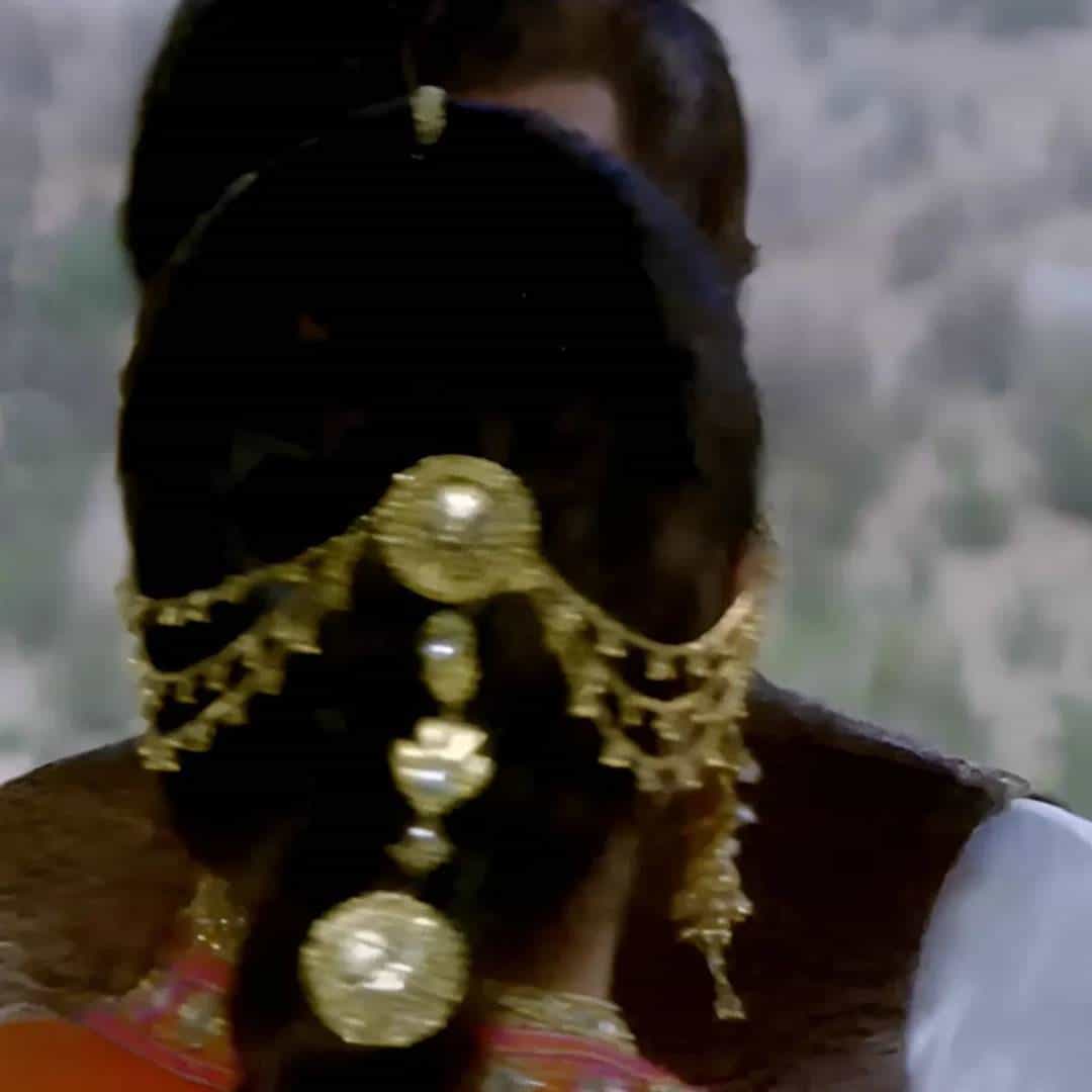 चित्रपट, टीव्ही इंडस्ट्रीमध्ये असे अनेक कलाकार आहेत, ज्याचं पडद्यावर एक नातं असतं. पडद्यामागे दुसरं नातं असतं. आज आम्ही बॉलिवूडच्या हिट दीर-वहिनीच्या नात्याबद्दल बोलत आहोत. खऱ्या आयुष्यात दीर-वहिनी असेल, तरी प़डद्यावर कधी प्रियकर-प्रेयसी कधी पती-पत्नीचे रोल केले. 5-10 नाही, तर दोघांनी तब्बल 15 चित्रपटात एकत्र काम केलं. कोण आहे ही जोडी?.