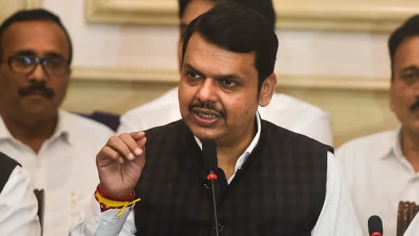 Beed : विद्यार्थीनीचा विनयभंग, मुख्यमंत्री फडणवीस यांची SIT ची घोषणा, राजकीय प्रत्यारोपाने वातावरण तापलं