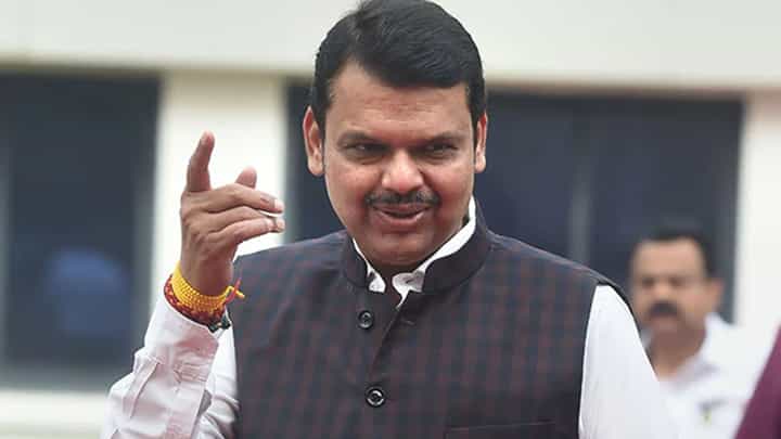 Devendra Fadnavis : दानवेंच्या निरोप समारंभात फडणवीसांची शाल-पागोट्यातून टोलेबाजी Devendra Fadnavis : दानवेंच्या निरोप समारंभात फडणवीसांची शाल-पागोट्यातून टोलेबाजी