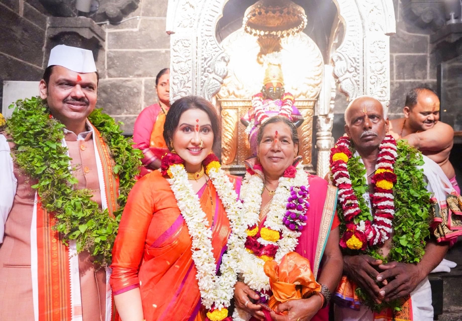 महाराष्ट्राचे मुख्यमंत्री देवेंद्र फडणवीस यांनी पत्नी अमृता फडणवीस यांच्यासह पंढरपूरच्या विठ्ठल-रुक्मिणी मंदिरात आषाढी एकादशीची शासकीय महापूजा केली. राज्याची भरभराट व्हावी आणि शेतकरी सुखी व्हावा, यासाठी मुख्यमंत्र्यांनी विठ्ठल चरणी प्रार्थना केली.