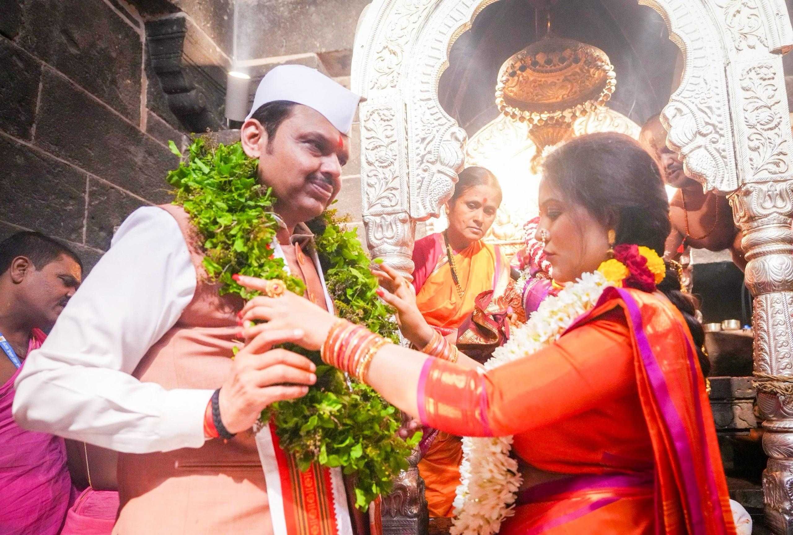 या पूजेदरम्यान विठ्ठलाच्या मूर्तीला दुग्धाभिषेक करण्यात आला. त्यानंतर मुख्यमंत्र्यांनी आणलेला खास पोशाख विठ्ठलाला परिधान करण्यात आला. यानंतर विठ्ठलाची आणि रुक्मिणी मातेची आरतीही मुख्यमंत्र्यांच्या हस्ते करण्यात आली.