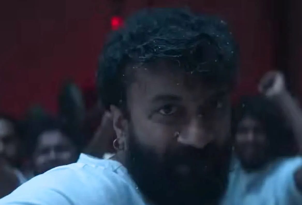 या जागेबाबत सांगताना दिग्दर्शक म्हणाले की  कँडी एक हिल स्टेशन असून येथे भरपूर पाऊस होतो. विजय यांनी सांगितले की पावसामुळे हा सीन करताना प्रचंड कसरती कराव्या लागल्या. 