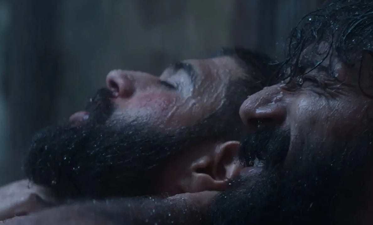  दिग्दर्शक गौतम यांनी सांगितले की जेलवाला सीन श्रीलंकेच्या कँडी येथील जेलमध्ये शुट झाला आहे. हा तुरुंग २०० वर्षे जुना असून आता बंद आहे.या जेलच्या जागी आता एक हॉटेल बांधण्याचे काम सुरु असल्याचे त्यांनी सांगितले.