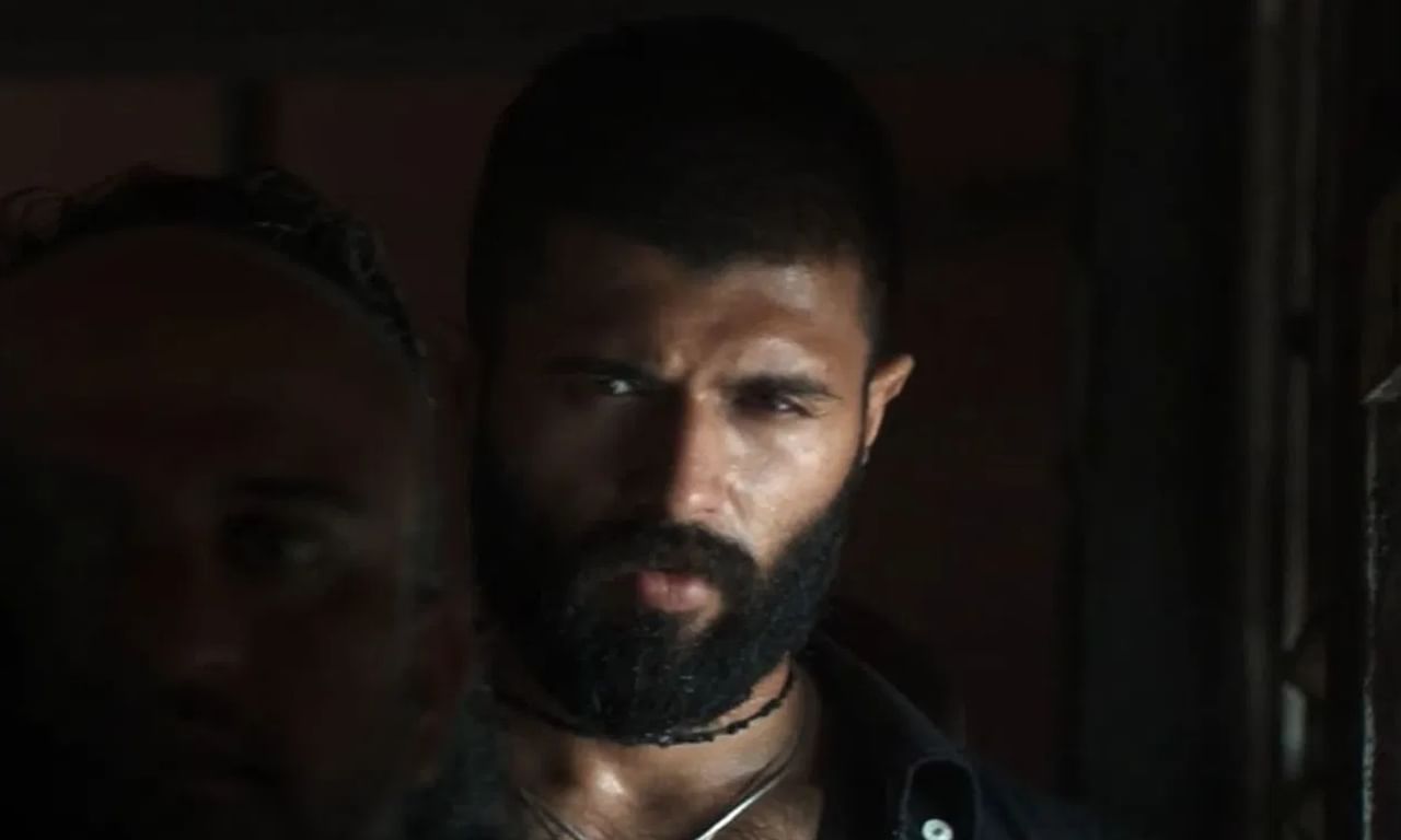 साऊथ स्टार विजय देवरकोंडा याचा मोस्ट अवेटेड चित्रपट 'साम्राज्य'चा (Kingdom) ट्रेलर २७ जुलै रोजी रिलीज झाला होता. या चित्रपटाबद्दल खुपच एक्साईटमेंट आहे.