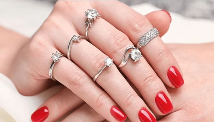 ज्योतिषशास्त्रानुसार हाताच्या अंगठ्यात चांदीची अंगठी घातली तर कुंडलीतील चंद्राची स्थिती मजबूत होते. तसेच जीवनात सकारात्मक ऊर्जा वाढते.