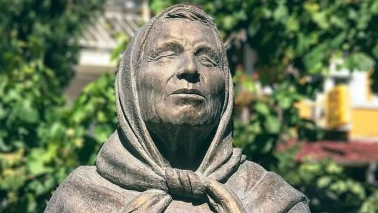 भविष्यवेत्त्या बाबा वेंगा यांना सगळेच ओळखतात. त्यांनी अशा काही वेगवेगळ्या भविष्यवाण्या करून ठेवलेल्या आहेत, ज्या आजही खऱ्या ठरताना दिसतात. पुढच्या काही वर्षांत नेमकं काय काय होईल? हेही त्यांनी सांगून ठेवलेलं आहे.