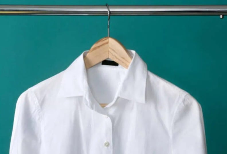 श्रावण महिन्यात काळ्या रंगाचे वस्त्र परिधान करू नयेत. श्रावणात पांढऱ्या रंगाचे कपडे शूभ मानले जातात. काळ्या रंगाला नकारात्मकतेशी जोडले जाते. त्यामुळेच या महिन्यात काळ्या रंगाचे कपडे परिधान करू नयेत, असे सांगितले जाते. 