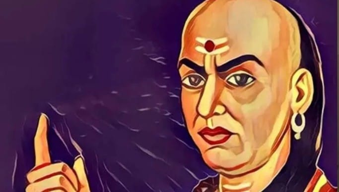 त्यांनी घराविषयी काही गोष्टी सांगितल्या आहेत. या गोष्टींचे पालन न केल्यास तुमच्या घरात कधीही शांतता नांदणार नाही. घरात अशांतता, नैराश्य, दारिद्र्य राहील असे म्हटले जाते. 