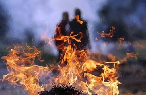 व्यक्तीचा मृत्यू झाला की अंत्यसंस्कार करण्यासाठी संबंधित मृतदेहाला थेट स्मशानभूमित नेले जाते. स्मशानभूमीत नेऊन त्या मृतदेहावर यथोचित अंत्यसंस्कार केले जातात.