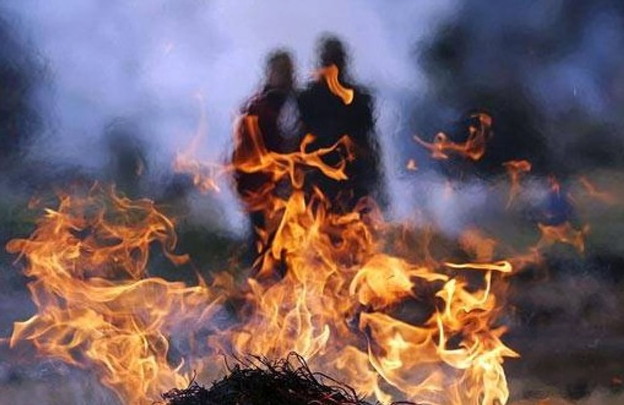 व्यक्तीचा मृत्यू झाला की अंत्यसंस्कार करण्यासाठी संबंधित मृतदेहाला थेट स्मशानभूमित नेले जाते. स्मशानभूमीत नेऊन त्या मृतदेहावर यथोचित अंत्यसंस्कार केले जातात.