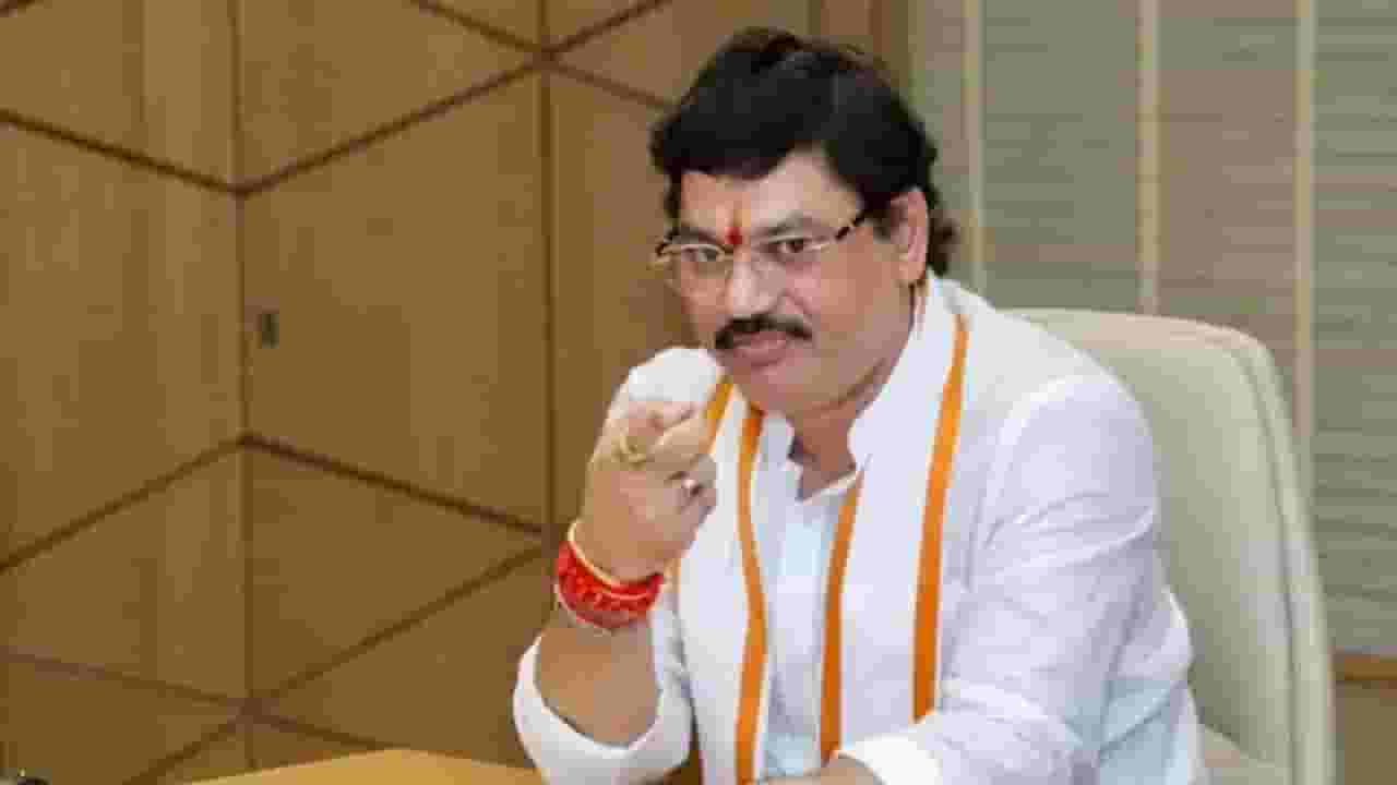 Dhananjay Munde : ...म्हणून मंत्रीपद गेलं असतानाही मुंडेंनी सरकारी बंगला सोडला नाही, हे एकच कारण... बघा काय दिलं स्पष्टीकरण?