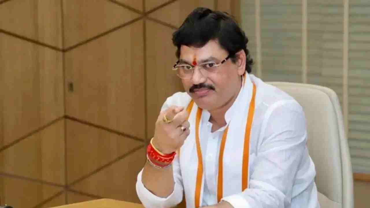 Dhananjay Munde : ...म्हणून मंत्रीपद गेलं असतानाही मुंडेंनी सरकारी बंगला सोडला नाही, हे एकच कारण... बघा काय दिलं स्पष्टीकरण?