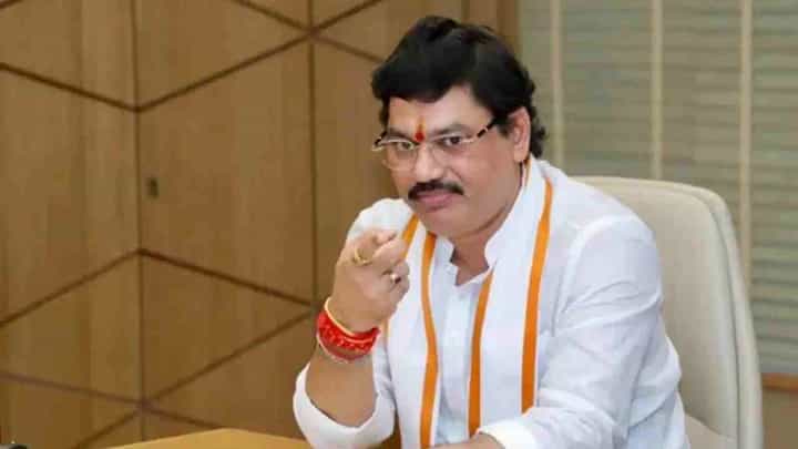 Dhananjay Munde : ...म्हणून मंत्रीपद गेलं असतानाही मुंडेंनी सरकारी बंगला सोडला नाही, हे एकच कारण... बघा काय दिलं स्पष्टीकरण? Dhananjay Munde : ...म्हणून मंत्रीपद गेलं असतानाही मुंडेंनी सरकारी बंगला सोडला नाही, हे एकच कारण... बघा काय दिलं स्पष्टीकरण?