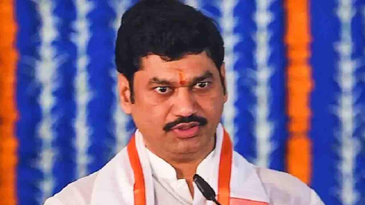 कोकाटेंचा पत्ता कट, कृषीखातं पुन्हा धनंजय मुंडेंकडे? पडद्यामागे मोठ्या हालचाली; नेमकं काय घडतंय? कोकाटेंचा पत्ता कट, कृषीखातं पुन्हा धनंजय मुंडेंकडे? पडद्यामागे मोठ्या हालचाली; नेमकं काय घडतंय?