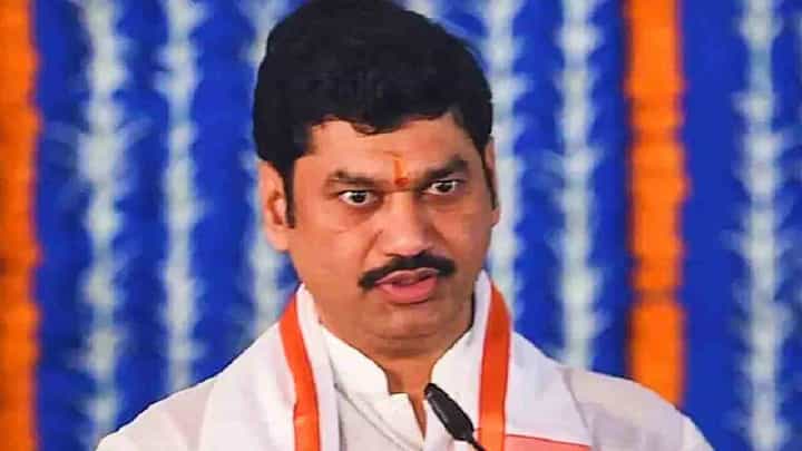 धनंजय मुंडेंच्या अडचणी वाढणार? कराड सोबत असलेल्या मुंडेंच्या मालमत्तेवर टाच येणार, प्रकरण काय? धनंजय मुंडेंच्या अडचणी वाढणार? कराड सोबत असलेल्या मुंडेंच्या मालमत्तेवर टाच येणार, प्रकरण काय?