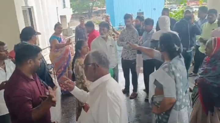 Dharashiv : आई नव्हे ही तर कैदासिन... पोटच्या गोळ्याचा 10 हजारात सौदा अन्... संतापजनक प्रकार कुठला? Dharashiv : आई नव्हे ही तर कैदासिन... पोटच्या गोळ्याचा 10 हजारात सौदा अन्... संतापजनक प्रकार कुठला?