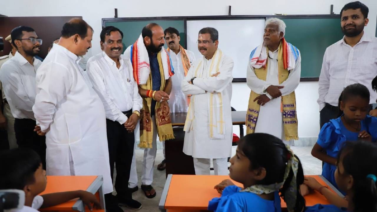शिक्षणमंत्री धर्मेंद्र प्रधान पोहोचले बालपणीच्या शाळेत, हायजीन किचन, स्मार्ट क्लासरूमचे केले उद्घाटन!