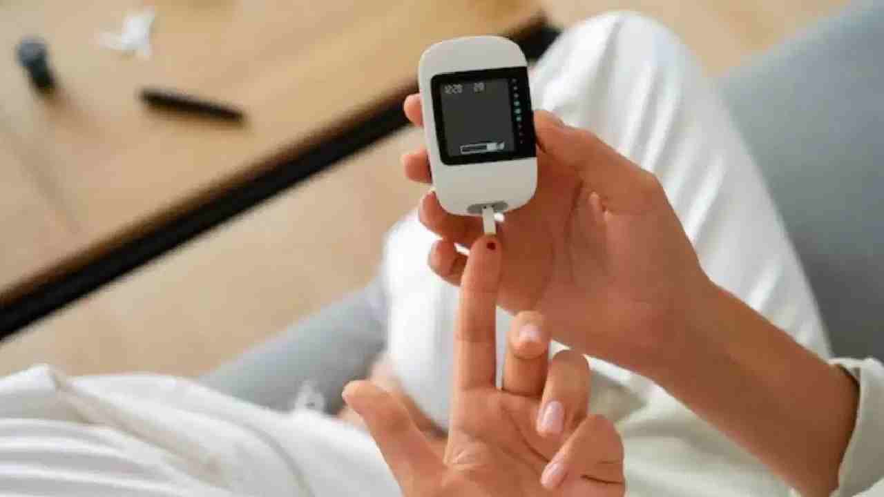 चवीला गोड, तरीही मधुमेहाचे रुग्ण खाऊ शकतात 'ही' 4 फळे, रक्तातील साखर राहील नियंत्रणात चवीला गोड, तरीही मधुमेहाचे रुग्ण खाऊ शकतात 'ही' 4 फळे, रक्तातील साखर राहील नियंत्रणात