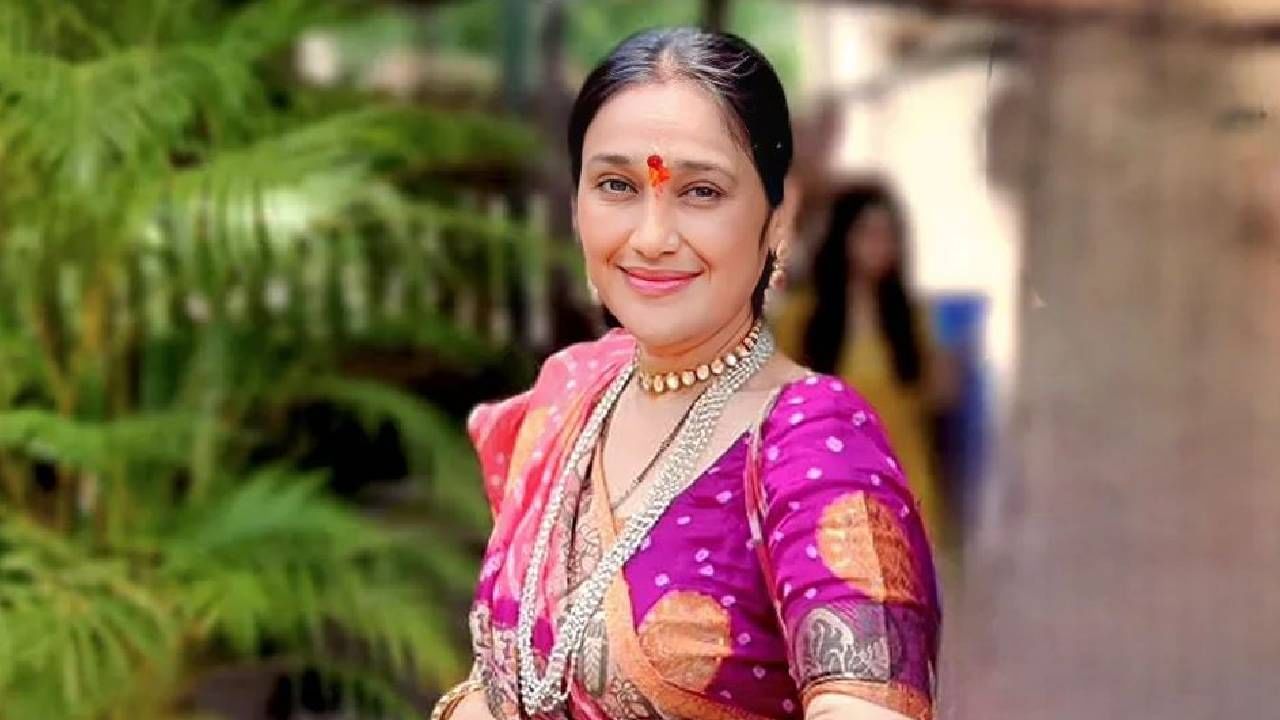 नुकतेच दिशाचे काही फोटो सोशल मीडियावर व्हायरल होत आहेत. दोन मुलांची आई झाल्यानंतर दिशा पूर्णपणे बदलली आहे. ती तिच्या गृहस्थ जीवनात व्यस्त झाली आहे. या फोटोंमध्ये दिशा पारंपरिक लूकमध्ये पहायला मिळतेय.