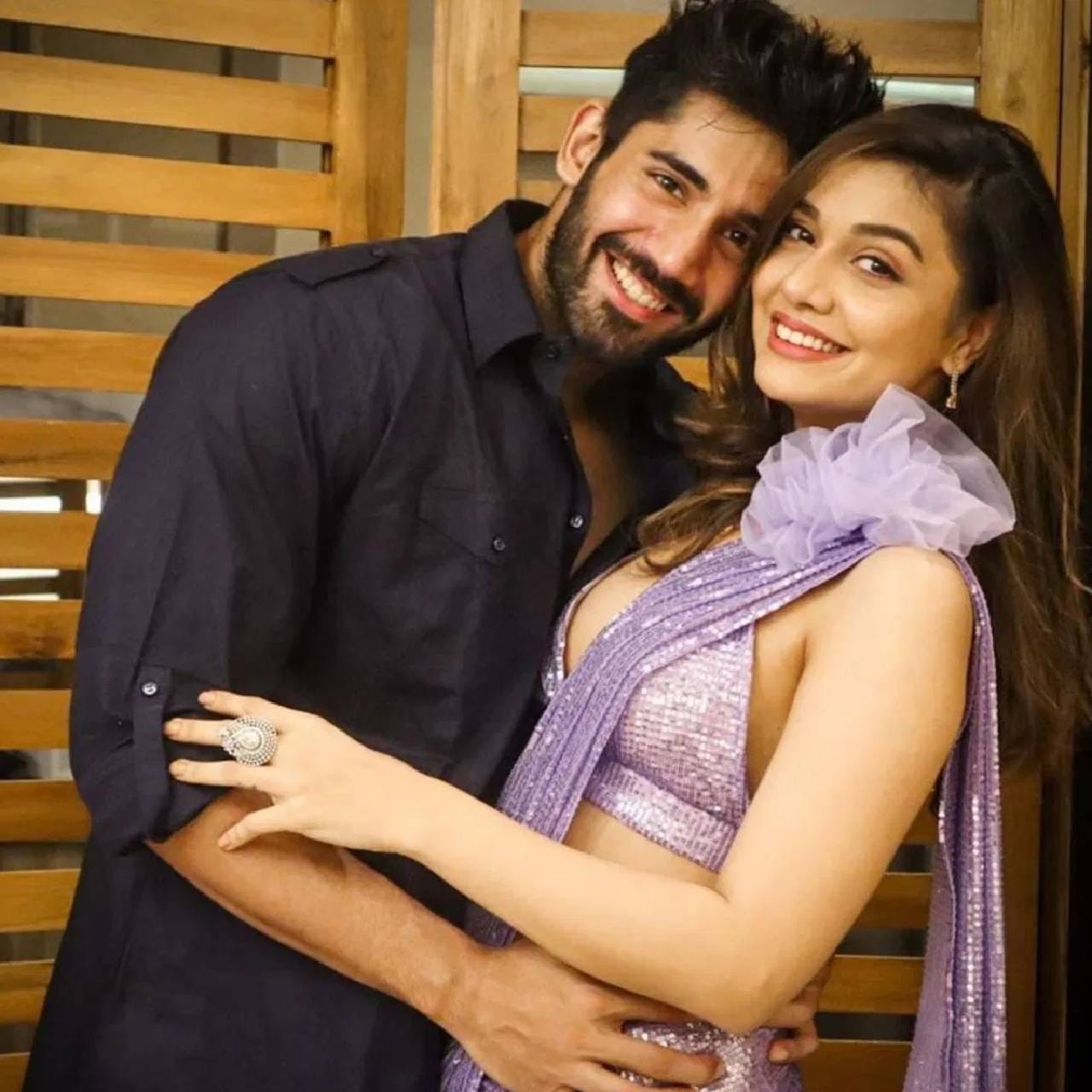 होय, ही दुसरी तिसरी कोणी नसून बिग बॉस ओटीटी 1 ची विजेती दिव्या अग्रवाल आहे. ती वरुण सूदसोबत रिलेशनशिपमध्ये होती, पण नंतर तिने वेगळं होण्याचा निर्णय घेतला. यानंतर सोशल मीडिया यूजर्सनी तिला चांगलंच सुनावलं. तिने ज्या बिझनेसमनशी लग्न केलं, त्याचं नाव आहे अपूर्व पडगावकर. दोघेही एकत्र अनेक मुलाखतींमध्ये दिसले आहेत.