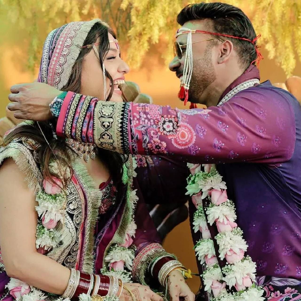 दिव्या अग्रवालने अपूर्व पडगांवकरसोबतच्या आपल्या लव्ह स्टोरीबद्दल सांगितलं आहे. त्या वेळी ती वरुणसोबत रिलेशनशिपमध्ये होती. नुकताच तिने सांगितलं की, तिचा पती सुरुवातीला या लग्नासाठी तयार नव्हता. आजही तो लग्नाच्या संकल्पनेवर विश्वास ठेवत नाही. पण आम्ही एकत्र सुखी आहोत. मात्र, यानंतर ती पतीपासून वेगळी राहत असल्याच्या बातम्या आहेत. पण याबाबत अभिनेत्रीने काहीही सांगितलं नाही.