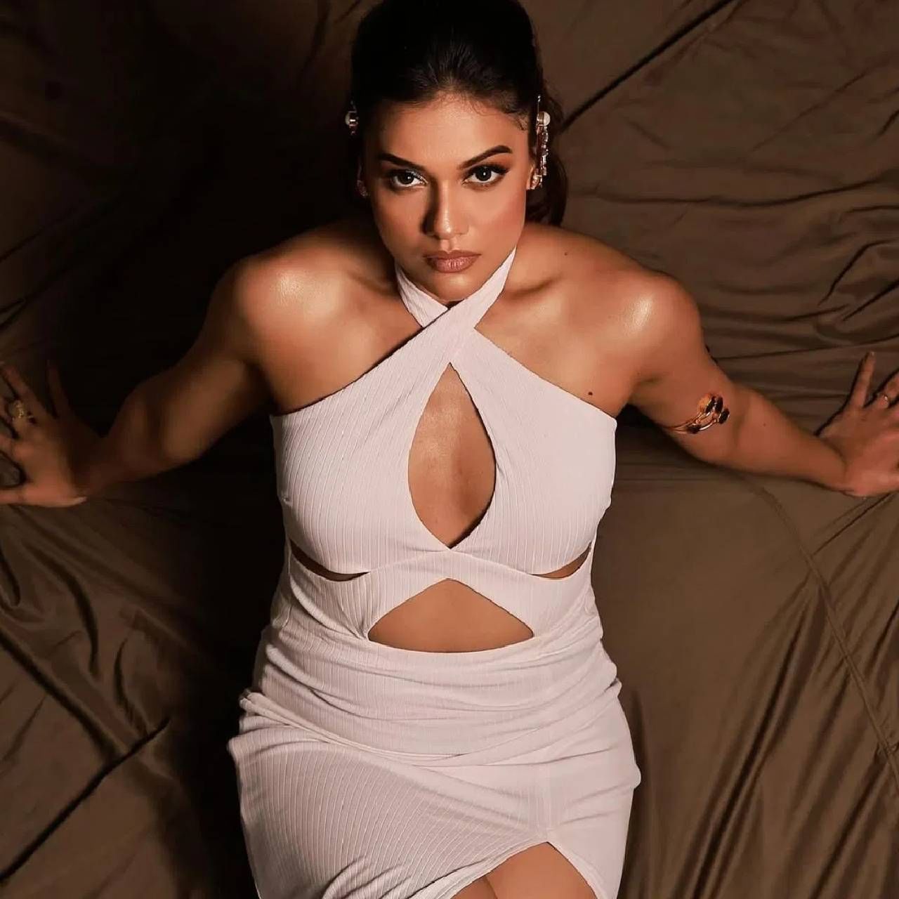 खरं तर, दिव्या अग्रवाल आणि वरुण सूद दोघांनी एकमेकांच्या कुटुंबियांनाही भेटलं होतं. दोघं लग्नाचा विचारही करत होते, पण तेव्हाच अभिनेत्रीने नातं तोडलं. त्यानंतर तिने दुसरीकडे साखरपुडा आणि लवकरच लग्नही केलं. ती ओटीटीवर सातत्याने काम करत आहे. अखेरची ती ‘बॅडअस बेगम’ या मालिकेत दिसली होती. याशिवाय प्रिन्स नरुलासोबत एका म्युझिक व्हिडिओमध्येही ती दिसली