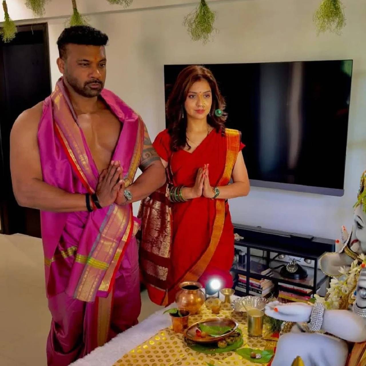 दिव्या अग्रवाल सोशल मीडियावर खूप व्हायरल आहे. तिला इंस्टाग्रामवर 28 लाख लोक फॉलो करतात. ती नेहमीच आपल्या फिटनेस आणि ग्लॅमरस फोटोंनी सर्वांचं लक्ष वेधते. पण वरुणसोबत ब्रेकअपनंतर तिच्याबद्दल नकारात्मक वातावरण आहे. आता चित्रपटांमध्येही तिला तितकं काम मिळत नाही.