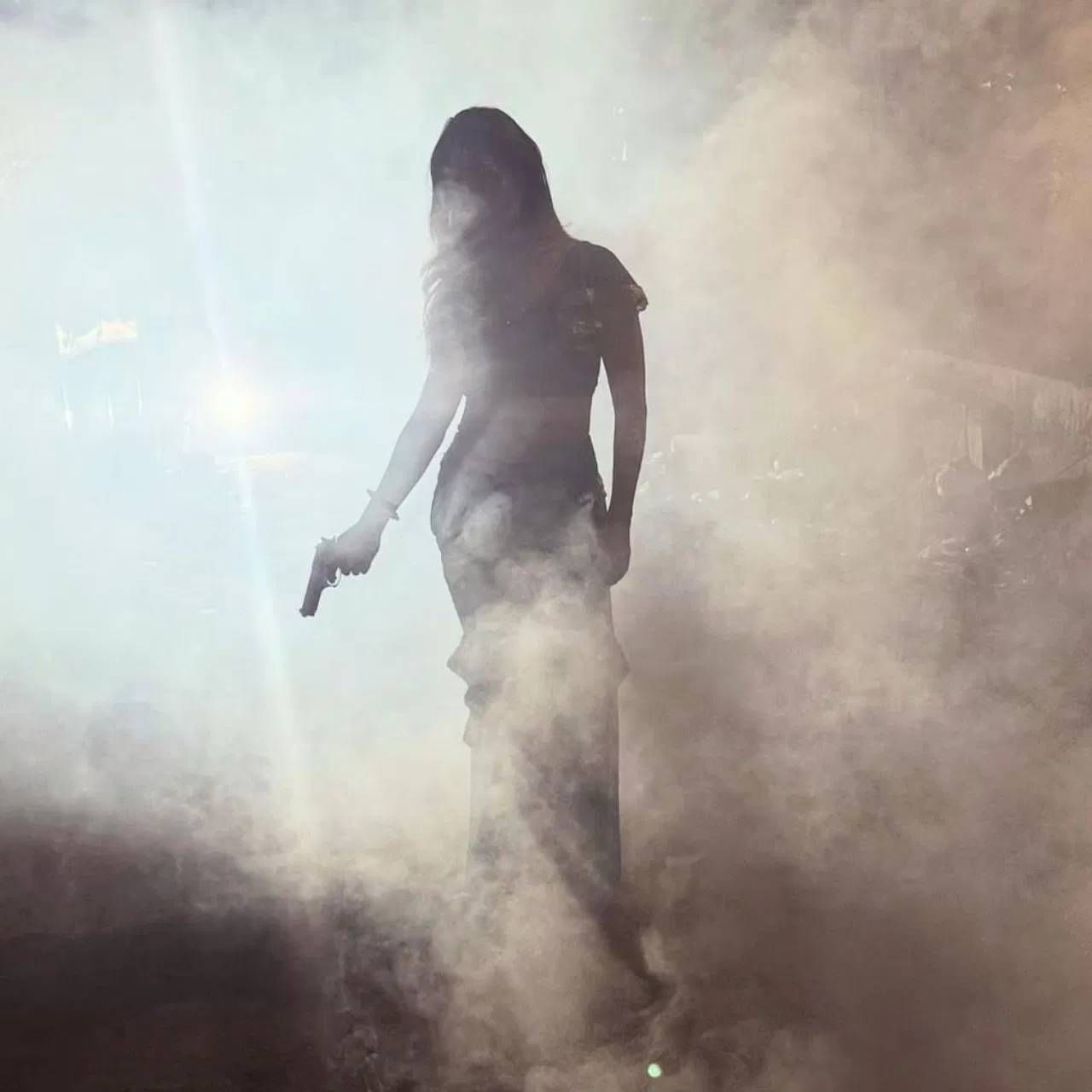 अभिनेत्यांच्या चित्रपटांपेक्षा त्यांच्या लव्ह लाईफची चर्चा जास्त होते. मग तो टीव्ही असो वा बॉलिवूड... असे अनेक जोडपे होते, ज्यांनी आपल्या जोडीदारासोबत मिळून घर घेतलं होतं. पण लग्नापूर्वीच त्यांचं नातं तुटलं. आज आम्ही तुम्हाला अशा एका बिग बॉस विजेत्याबद्दल सांगणार आहोत, जी चित्रपटांमध्ये दिसली आहे. पण आता प्रत्येक गोष्टीसाठी तिला ट्रोल केलं जातं. कारण आहे तिचा एक्स बॉयफ्रेंड, ज्याला या अभिनेत्रीने फसवलं होतं.