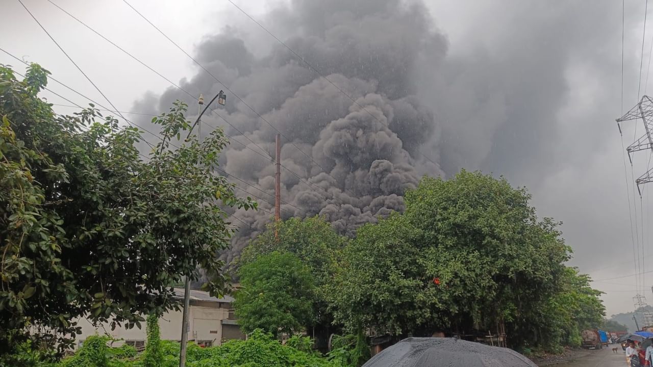 डोंबिवलीत भर दुपारी पळापळ... दोन बड्या कंपन्या धडाधडा पेटल्या, धुरामुळे अनेकांना त्रास; कामगारांचं काय झालं? डोंबिवलीत भर दुपारी पळापळ... दोन बड्या कंपन्या धडाधडा पेटल्या, धुरामुळे अनेकांना त्रास; कामगारांचं काय झालं?