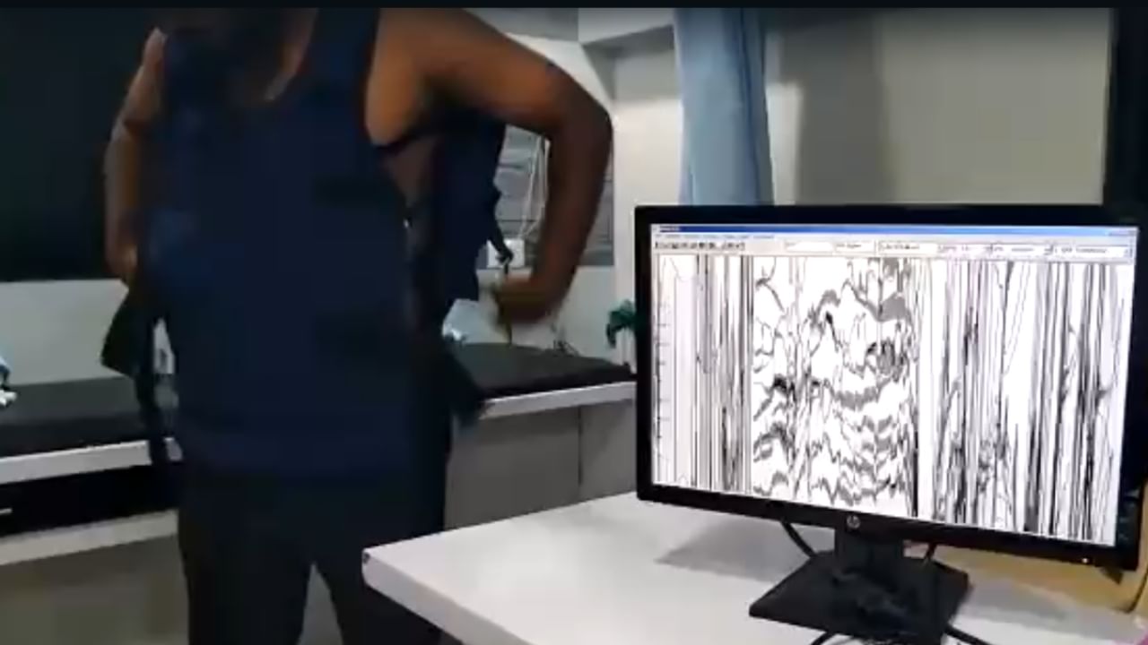 हृदयविकाराच्या वाढत्या धोक्यावर मात करण्यासाठी सोलापूरच्या वैद्यकीय क्षेत्रात एक महत्त्वपूर्ण संशोधन झाले आहे. सोलापुरातील प्रसिद्ध हृदयरोग तज्ज्ञ डॉ. गुरुनाथ परळे यांनी हार्ट अटॅकचे त्वरित आणि अचूक निदान करणारे ईसीजी जॅकेट तयार केले आहे.