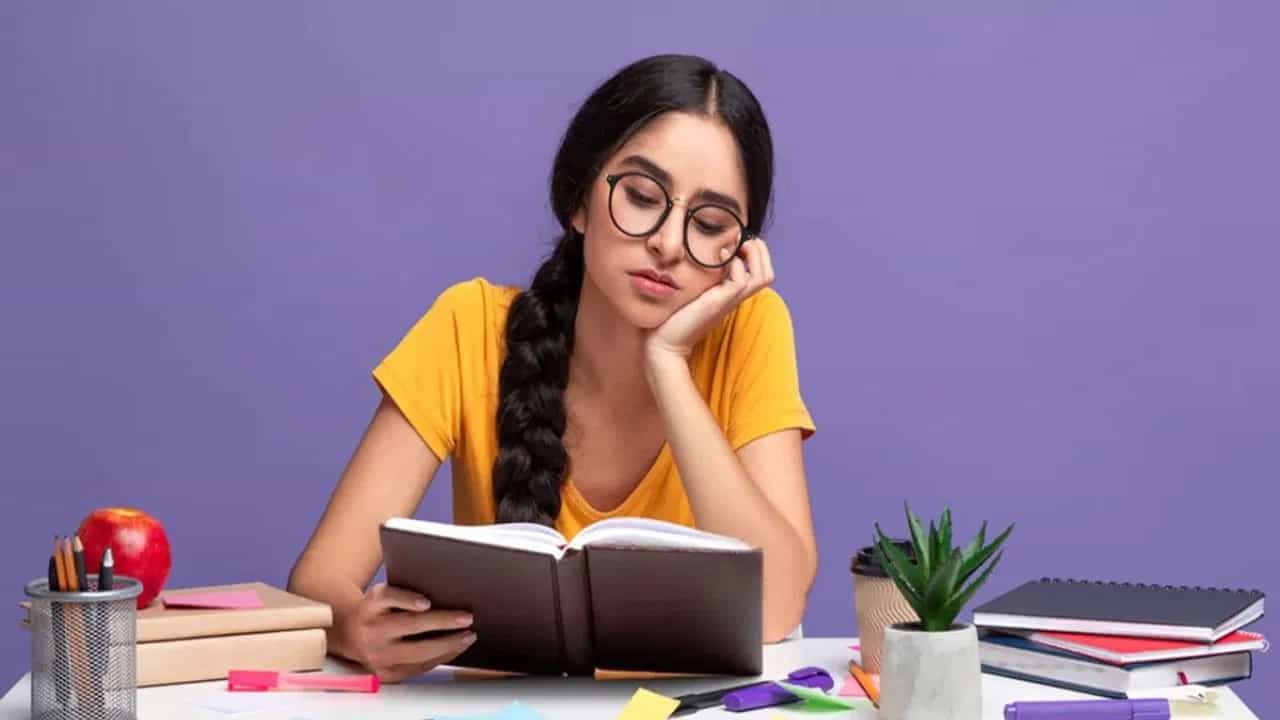 अभ्यासाच्या टेबलावर काही गोष्टी ठेवल्याने सकारात्मक ऊर्जा वाढते. वास्तुनुसार, अभ्यासाच्या टेबलावर पिवळी ताजी फुले, क्रिस्टल बॉल किंवा लहान बांबूचे रोप ठेवा. पिवळा रंग बुद्धिमत्ता आणि सर्जनशीलतेचे प्रतीक आहे. जो सरस्वतीची ऊर्जा सक्रिय करतो.