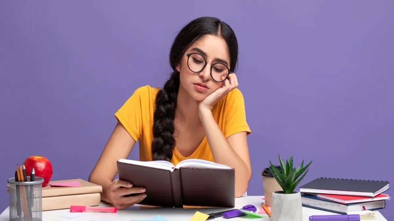 अभ्यासाच्या टेबलावर काही गोष्टी ठेवल्याने सकारात्मक ऊर्जा वाढते. वास्तुनुसार, अभ्यासाच्या टेबलावर पिवळी ताजी फुले, क्रिस्टल बॉल किंवा लहान बांबूचे रोप ठेवा. पिवळा रंग बुद्धिमत्ता आणि सर्जनशीलतेचे प्रतीक आहे. जो सरस्वतीची ऊर्जा सक्रिय करतो.