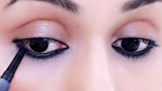 डोळ्यांना काजळ लावल्यास स्त्रियांच्या सुंदरतेत जास्तच भर पडते. त्यामुळेच काही महिला मेकअप करताना आवर्जुन काजळ लावतात. पण काही महिलांना काजळ कसे लावावे याबाबत फारशी माहिती नसते. त्यामुळे काजळ कसे लावावे हे जाणून घेऊ या...