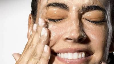 पावसाळ्यात चमकदार त्वचेसाठी दररोज करा या 4 गोष्टी, आठवड्याभरात दिसेल बदल