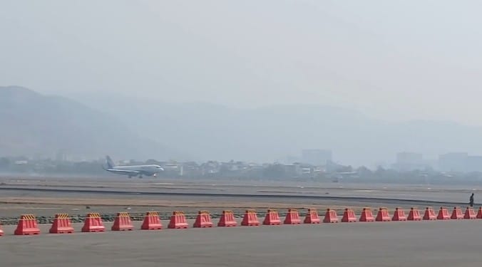 उघड्यावर टाकण्यात येणाऱ्या मांसावर पक्षी येऊन विमानाच्या उड्डाणावेळी पक्षी विमानाला धडकण्याचा धोका असल्याची भीती त्यांनी प्राधिकरणाकडे व्यक्त केली आहे. 