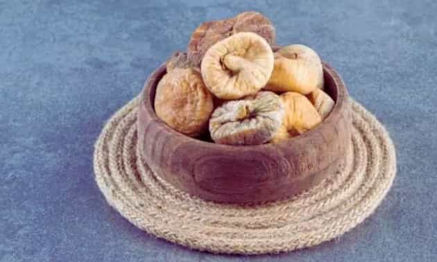 सकाळी रिकाम्या पोटी अंजिराचे पाणी पिणे आरोग्यासाठी फार चांगले मानले जाते. सकाळी सकाळी अंजिराचे पाणी पिल्यास अनेक समस्यांपासून मुक्ती मिळू शकते .