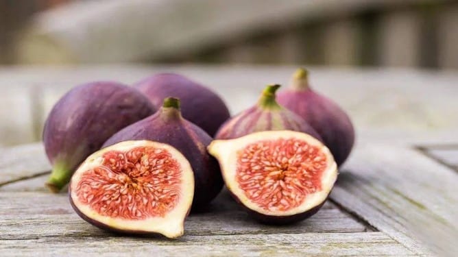 ज्या लोकांना थकवा, तणाव जावणतो त्यांनीही अंजिराच्या पाण्याचे सेवन करायला हरकत नाही. अंजीरमध्ये आयरन आणि मिनरल्स असतात. त्यामुळे शरीरातील ऊर्जा वाढते.