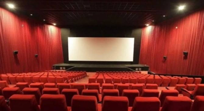 साधारण  18 वर्षांपूर्वी असाच एक चित्रपट आला होता. या चित्रपटाला पाहताना तुम्ही घाबरून डोळे लावून घ्याल. 2007 साली हा चित्रपट प्रदर्शित झाला होता. चित्रपटाच्या सुरुवातीपासूनच तु्म्ही घाबरून जाता. अंगाला घाम फुटायला लागतो, असे हा चित्रपट पाहणाऱ्यांचे मत आहे.